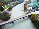 Neben der alten Brücke wird die Ersatzbrücke gebaut.