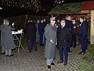 Brigadier Ernst Konzett im Gespräch mit dem Landtagsabgeordneten Clemens Ender, r.