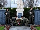 Kranzniederlegung beim Kriegerdenkmal.