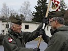 Brigadier Stadlhofer nahm die Standarte des Radarbataillons vom scheidenden Bataillonskommandanten zurück.