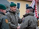 Oberst Krasser übergibt die Insignie des Jägerbataillons 33.