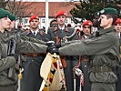 Das Treuegelöbnis mit der Hand an der Gardeinsignie.