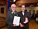 Manfred Sala mit Generalmajor Herbert Bauer und dem Goldenen Verdienstzeichen der Republik.