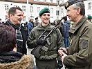 Brigadier Wagner im Gespräche mit einem Soldaten und dessen Familie.