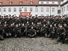 Die Soldaten der 3. Gardekompanie mit dem Gardekommandanten, Oberst Kirchebner.