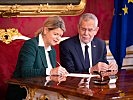 In der Hofburg wurde Klaudia Tanner als Bundesministerin für Landesverteidigung von Bundespräsident Alexander Van der Bellen ernannt und angelobt.