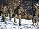 Auf dem Ausbildungsplan stehen unter anderem: Fortbewegen mit Schneeschuhen...