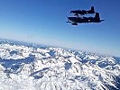 Eine Rotte Pilatus PC-7 auf einem Flug in den Einsatzraum.