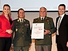 Familienministerin Aschbacher, Generalsekretär Kandlhofer sowie Oberst Tatschl und Vizeleutnant Farkas.