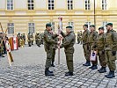 Oberst Koller übergibt die Insignie an Oberst Krasser.