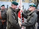 Generalleutnant Reißner übergibt die Fahne des Militärkommandos an Briagadier Gunther Hessel.