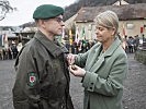 Im Rahmen der Übergabe beförderte Ministerin Klaudia Tanner Gunther Hessel zum Brigadier.