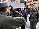 Der Kommandant der ausgerückten Truppe meldet den Beginn der Veranstaltung an Oberst Gerhard Pfeifer.