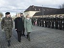 Ministerin Klaudia Tanner schreitet die Front ab.