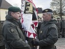 Generalleutnant Reißner, l., übergibt die Insignie an Brigadier Muhr.