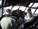 Ministerin Tanner im Cockpit der C-130 "Hercules" Transportmaschine.