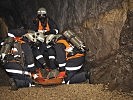 Szenario: Der Rettungstrupp der ABC-Abwehrtruppe transportiert einen Verwundeten.