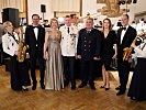 V.l.: Nationalrat Ernst Gödl, Silvia Angerbauer, Generalleutnant Franz Reißner, Generalmajor Radovan Ilic mit Gattin Milanka und Landtagspräsident Gerald Deutschmann umrahmt von Musikerinnen und Musikern der Militär-Big Band Steiermark.