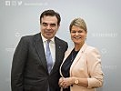 Verteidigungsministerin Klaudia Tanner mit Margaritis Schinas, Vizepräsident der EU-Kommission.