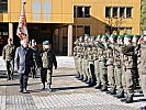 NR Hermann Gahr, l., und Generalmajor Herbert Bauer beim Abschreiten der Front.