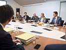 Ministerin Tanner beim Treffen mit den Wehrsprechern und dem Präsidenten der Finanzprokuratur.