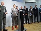 Klaudia Tanner beim Pressestatement im Verteidigungsministerium.