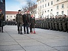 Verteidigungsministerin Klaudia Tanner schreitet die Front ab.