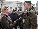 Klaudia Tanner mit Soldaten im Museumsquartier.