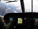 Im Cockpit eines Agusta Bell 212-Hubschraubers.