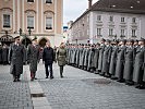 Verteidigungsministerin Klaudia Tanner schreitet die Front ab.