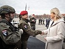 Klaudia Tanner mit Soldatinnen der Militärpolizei...