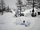 Für die Übernachtung im Hochgebirge wurden Schneehöhlen errichtet.