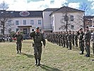 Oberst Gerhard Pfeifer und der Kommandant der ausgerückten Truppe beim Abschreiten der Front.