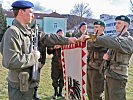 Mit der Hand an der Insignie sprachen diese Rekruten das Gelöbnis.