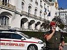 Ein Militärpolizist vor der französischen Botschaft.