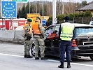 Soldaten unterstützen die Polizei in Salzburg.