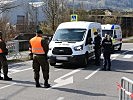 Unterstützung der Polizei bei den Zufahrtskontrollen zu Quarantänegebieten.