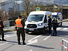 Bei einem sicherheitspolizeilichen Assistenzeinsatz unterstützen Soldaten Polizisten.