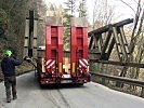 Die Brückenteile wurden auf einen Spezialtransporter verladen und auf der engen Gebirgsstraße nach Dornbirn gelotst.