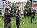 Generalmajor Bauer, l., wird von der Führung entbunden.