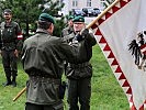 Generalleutnant Reißner, l., übergibt das Kommando an Oberst Gstrein, r.