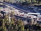 Beim Löscheinsatz nahe der Autobahn. Im Hintergrund die Einsatzfahrzeuge der Feuerwehr.