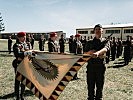 Ein Rekrut der Kompanie legte sein Treugelöbnis stellvertretend für alle an der Gardefahne ab.