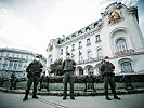 Ablöse im Assistenzeinsatz vor der französischen Botschaft.