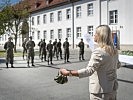 Ministerin Klaudia Tanner dankt den Soldaten für ihren Einsatz.