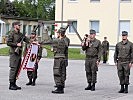 Mit der Hand an der Insignie sprachen diese Rekruten das Gelöbnis.