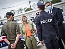 Verteidigungsministerin Klaudia Tanner und Innenminister Karl Nehammer besuchten die Einsatzkräfte an der Grenze in Nickelsdorf.