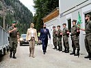 Der Tiroler Militärkommandant, Brigadier Ingo Gstrein, mit Bundesministerin Klaudia Tanner und Landeshauptmann Günther Platter an der Güterzugkontrollstelle am Brenner.