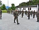 Der Militärkommandant von Tirol, Brigadier Ingo Gstrein, beim Abschreiten der Front.