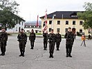 Stellvertretend für ihre Kameraden leisteten diese Rekruten das Gelöbnis an der Fahne.